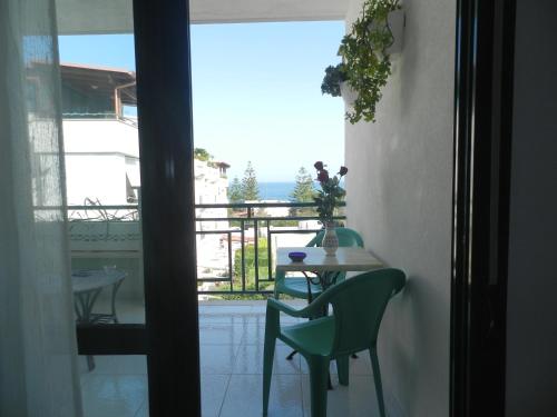 een kamer met een tafel en stoelen en een balkon bij Il Gabbiano casa al mare in Bisceglie