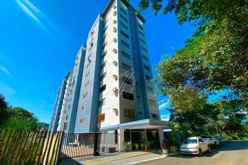 un edificio alto con un coche aparcado delante de él en Di Roma Rio Quente TURISMO, en Rio Quente