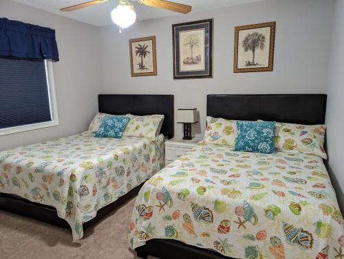 Ένα ή περισσότερα κρεβάτια σε δωμάτιο στο Centrally Located-Well Equipped Kitchen-Forest Views-Pools