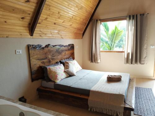 a bedroom with a bed with a wooden ceiling at POUSADA PATRIMÔNIO DOS SONHOS in PatrimÃ´nio da Penha