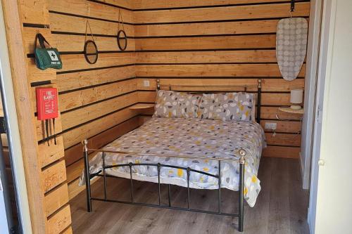 Ένα ή περισσότερα κρεβάτια σε δωμάτιο στο The Posh Bothy Spean Bridge