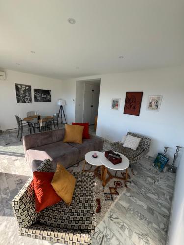 un salon avec un canapé et une table dans l'établissement Bienvenue chez vous !, à Ajaccio