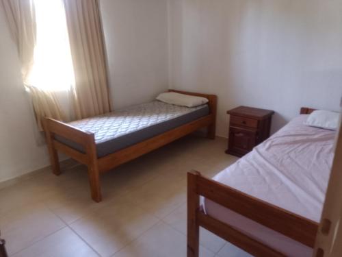 ein kleines Schlafzimmer mit 2 Betten und einem Nachttisch in der Unterkunft Santa María alojamiento in Federación