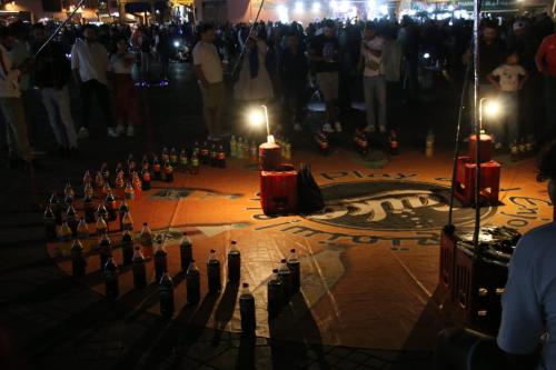 a group of candles on a floor with a crowd of people at Marokkoreizen in Fès