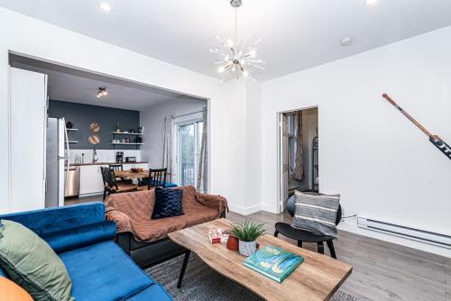 a living room with a blue couch and a table at Hochelaga 1 in Montréal