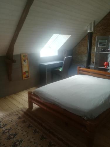 une chambre avec un lit et une lucarne dans l'établissement Bord de vilaine, à Nivillac