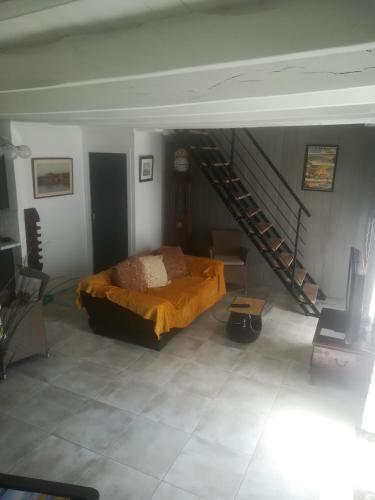 une chambre avec un lit et un escalier dans l'établissement Bord de vilaine, à Nivillac