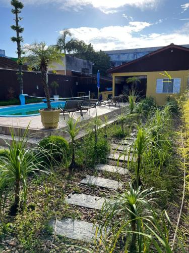Bazén v ubytování Refúgio Família Rossett em Itapoá - Casa fantástica c piscina p 18 pessoas nebo v jeho okolí