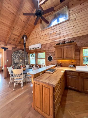 Η κουζίνα ή μικρή κουζίνα στο The Sunrise Cabin with Amazing Views