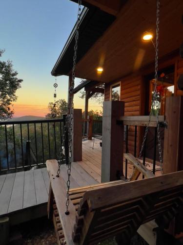 Μπαλκόνι ή βεράντα στο The Sunrise Cabin with Amazing Views