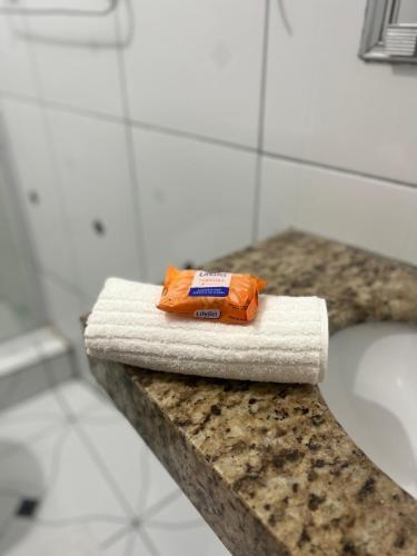 a towel sitting on top of a counter in a bathroom at Estalagem pé na areia in Arraial do Cabo
