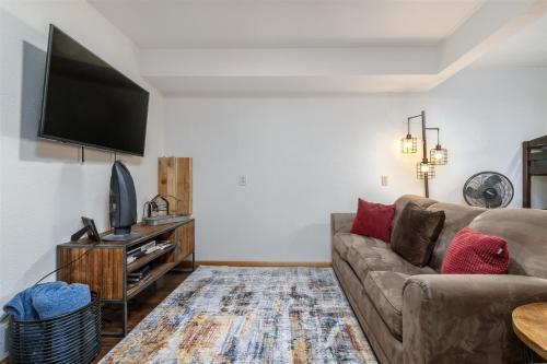 TV a/nebo společenská místnost v ubytování Cedar Grove Lodge