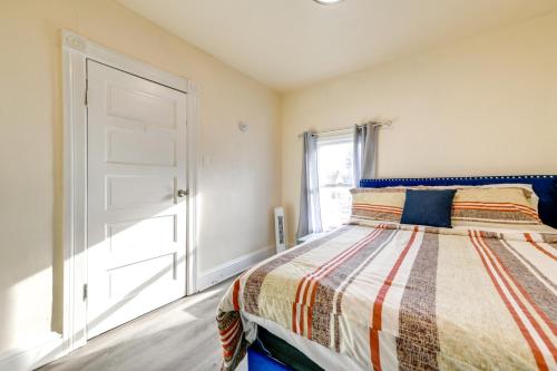 Ένα ή περισσότερα κρεβάτια σε δωμάτιο στο Apartment 2 Mi to Niagara Falls State Park!