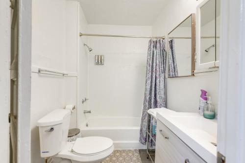 Ένα μπάνιο στο Apartment 2 Mi to Niagara Falls State Park!