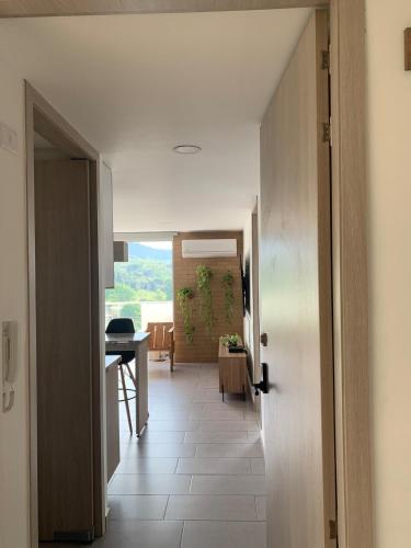 a hallway with a door leading to a dining room at Apartamento acogedor con vista a la naturaleza in Floridablanca