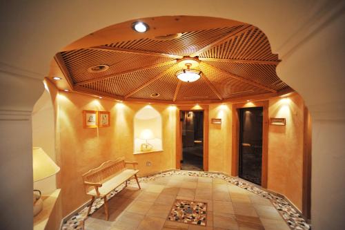 un corridoio con soffitto in legno e una panca di Sporthotel Kirchler a Tux