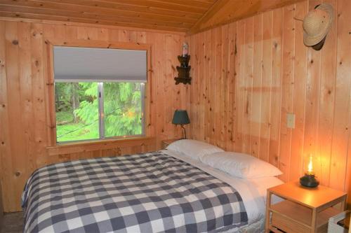 Ένα ή περισσότερα κρεβάτια σε δωμάτιο στο Cowlitz River Cabin