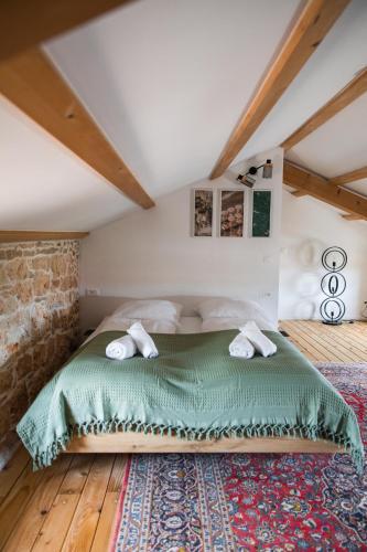 a bedroom with a green bed and a rug at Villa Verde Višnjan in Višnjan