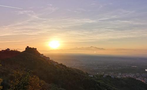 a view of the sun setting on a mountain at Trebiano a casa dei nonni in Arcola