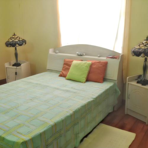 Ένα ή περισσότερα κρεβάτια σε δωμάτιο στο Welcoming villa with sea, mountain, and garden views