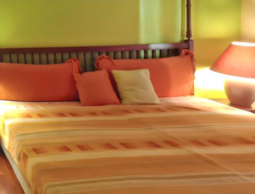 Ένα ή περισσότερα κρεβάτια σε δωμάτιο στο Welcoming villa with sea, mountain, and garden views