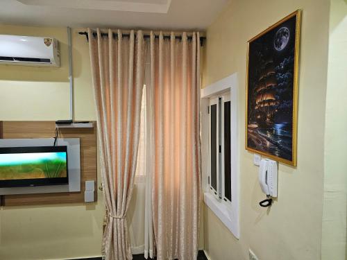 TV a/nebo společenská místnost v ubytování KayQuin Garden