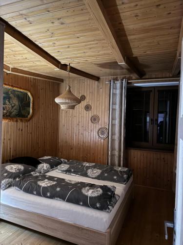 Postel nebo postele na pokoji v ubytování Chalúpka Mischel
