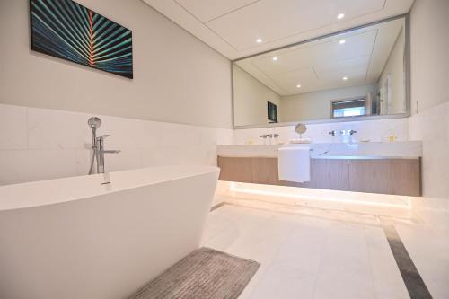 Luxury 1-BR with Stunning Views in Palm Tower by Luxe Shortlet photo 3