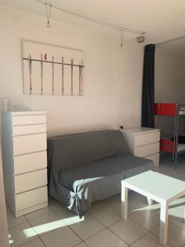 une chambre avec un lit et une table dedans dans l'établissement Studio Carnon plage face au port, à Mauguio