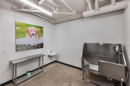a bathroom with a painting of a dog on the wall at Stunning 1BD Pool, Htub, Gym Near Convention Centre in Salt Lake City