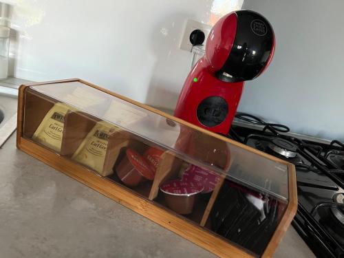 un mixeur rouge assis au-dessus d'un comptoir de cuisine dans l'établissement Logement proche de Disney, à Couilly-Pont-aux-Dames