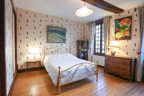 une chambre avec un lit et un parquet dans l'établissement Marina - charmante maison avec courette, à Langrune-sur-Mer