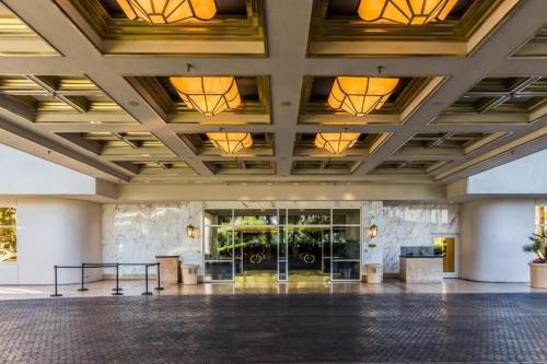 un gran salón con mesas y luces en el techo en MGM Studio Condo by Zelloo 03611, en Las Vegas