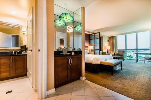 Una cocina o zona de cocina en MGM Studio Condo by Zelloo 03611