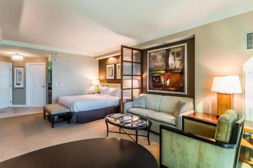 una habitación de hotel con una cama y un sofá en MGM Studio Condo by Zelloo 03611, en Las Vegas