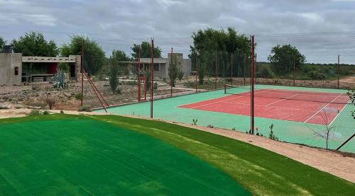 an empty tennis court with a tennis court at Casa H entre viñedos in Ciudad Lujan de Cuyo