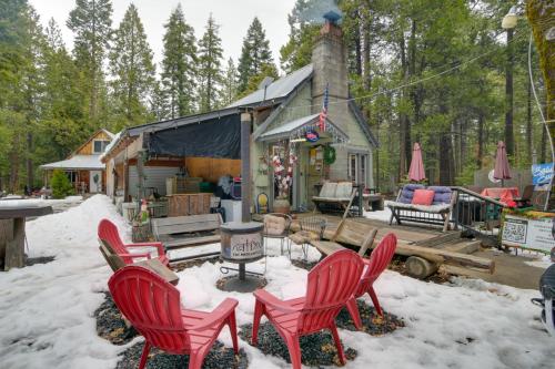 Grill, Fire Pits and Trails Butte Meadows Duplex! semasa musim sejuk