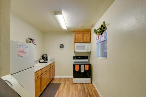 Dapur atau dapur kecil di Grill, Fire Pits and Trails Butte Meadows Duplex!