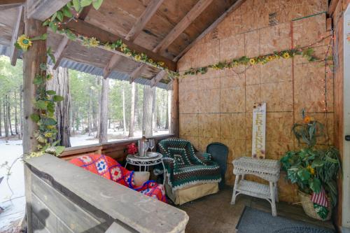 Ruang duduk di Grill, Fire Pits and Trails Butte Meadows Duplex!
