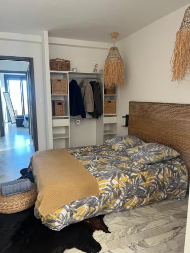 - une chambre avec un lit et un placard dans l'établissement Bienvenue chez vous !, à Ajaccio