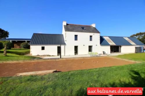 Charming cottage with boulodrome near Brest