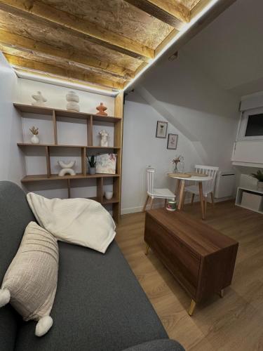 un salon avec un canapé et une table dans l'établissement Mezzaloft, à Châteauroux