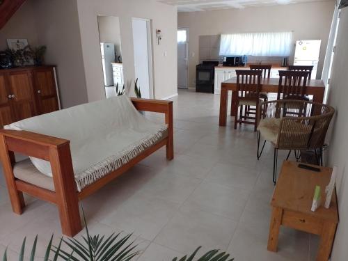 ein Wohnzimmer mit einem Bett und einer Küche in der Unterkunft Santa María alojamiento in Federación