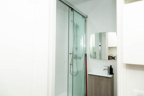 une salle de bain avec une douche en verre et un lavabo dans l'établissement Studio Stade de France 4 pour 2 personnes, à Saint-Denis