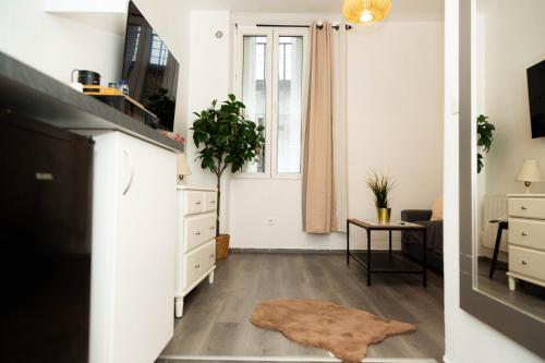 - un salon avec un tapis à l'étage dans l'établissement Studio Stade de France 4 pour 2 personnes, à Saint-Denis