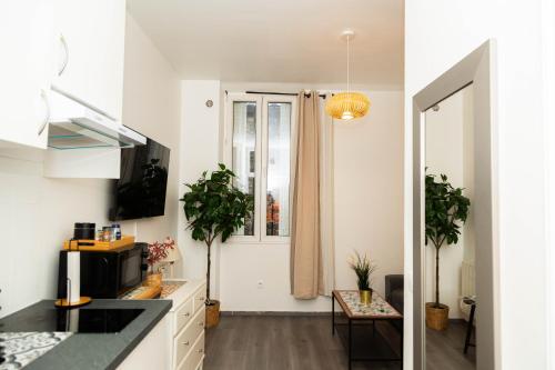 une cuisine avec un comptoir et une fenêtre dans l'établissement Studio Stade de France 4 pour 2 personnes, à Saint-Denis