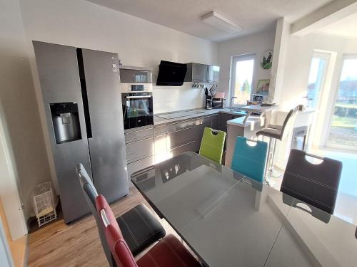 a kitchen with a table and some chairs in it at Ferienwohnung mit Seeblick am Groß Labenzer See in Klein Labenz