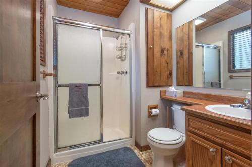 Ένα μπάνιο στο Lake Creek Cabin