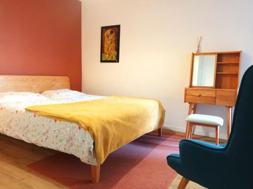 une chambre avec un lit, une chaise et un miroir dans l'établissement Saint jean gare bel T3 appartement free parking, à Bordeaux