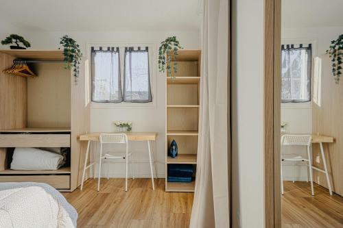 - une chambre avec un lit, un bureau et des étagères dans l'établissement Charmante Maison avec jardin sans vis-à-vis, à Saint-Fons